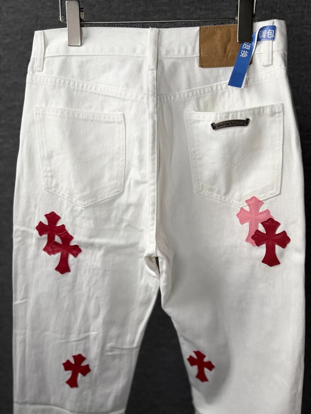 P230 💰 (Top version) Chrome Hearts/Chrome Hearts Classic white powder series colored leather cross washed color cloth unisex denim trousers Vibe style straight stacked god-level version Carbon fine bias denim color cloth Old vintage full set of hardware - Chrome Hearts white cow series The high version uses high-ounce customized fabrics, fermentation washing and soft color fixation, soft and thick to wear, the details are all made by hand-polished craftsmanship, all-over printed jacquard fabric Unique design style. Through multiple processes to create a full retro feel. Unique niche non-contrast shirt. Customized distressed spray-painted buttons. Craftsmanship in every detail. Color: white powder. Size: 28-30-32-34 (corresponding to S-M-L-XL)